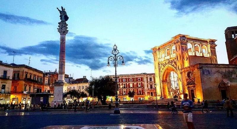 "Il Vecchio Salone" Appartamento In Pieno Centro Con Garage Privato Лечче Екстер'єр фото
