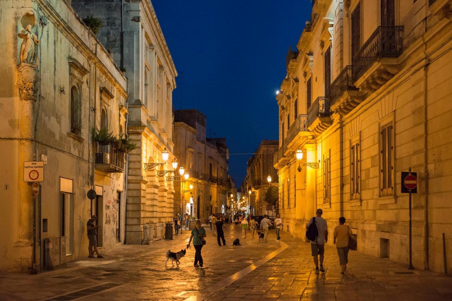 "Il Vecchio Salone" Appartamento In Pieno Centro Con Garage Privato Лечче Екстер'єр фото